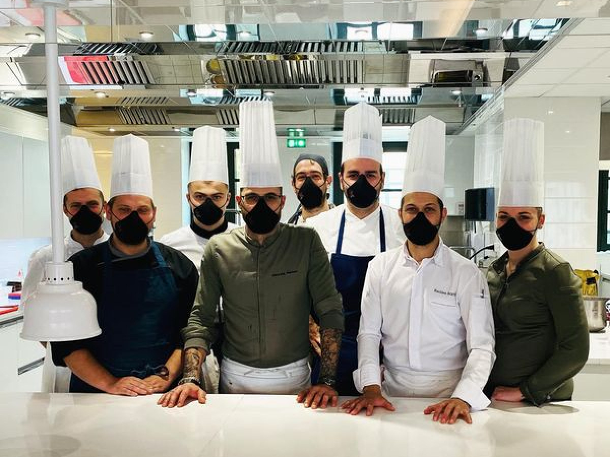 Hôtel les 7 fontaines le Chef et son équipe.jpg